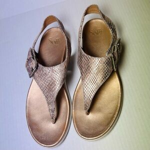 SOFFT Womens 9M Gold Scales Cushion Thong Sandals Spring Break Vacation Sturdy